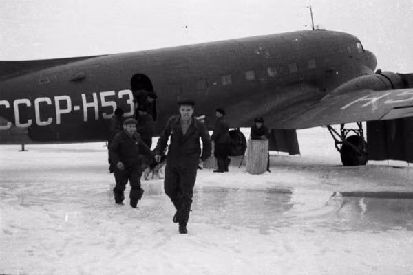 Chuyến thám hiểm Bắc Cực đầu tiên của Liên Xô diễn ra từ những năm 50 của thế kỷ trước nhưng phải tới những năm 60, Liên Xô mới xây dựng được các trạm nghiên cứu đầu tiên ở nơi này. Nguồn ảnh: Englishrussia.