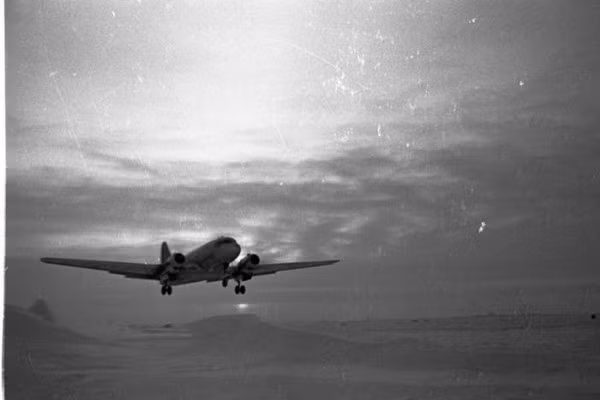 Các loại máy bay vận tải Il-14 là một trong những phương tiện vận tải được ưa chuộng nhất trong các chuyến thám hiểm Bắc Cực của các nhà khoa học Liên Xô. Nguồn ảnh: Englishrussia.