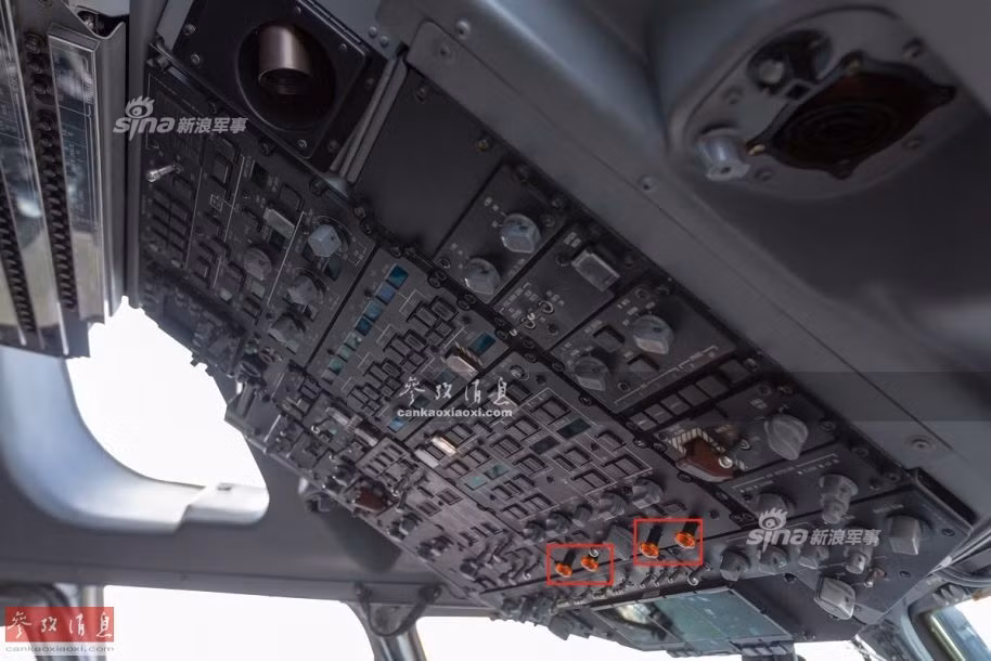 Bảng điều khiển nóc của C-17 Globemaster. Bốn nút đỏ được khoanh ô vuông chính là cần khẩn cấp tương ứng với bốn động cơ của chiếc Globemaster. Trong trường hợp một động cơ bị hỏng hóc, phi công chỉ cần ấn nút này để chữa cháy và sau đó tắt hoàn toàn động cơ đó đi, với ba hay thậm chí chỉ cần hai động cơ, chiếc C-17 Globemaster vẫn có thể hạ cánh tốt. Nguồn ảnh: Cankaoxiaoxi.