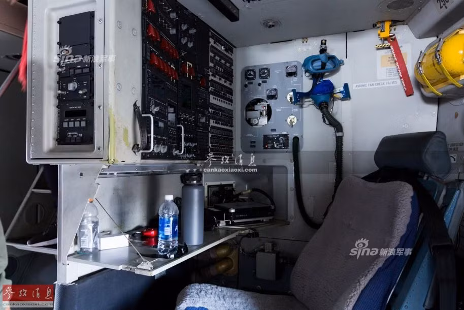 C-17 Globemaster có phi hành đoàn 3 người. Trong ảnh là vị trí ngồi của người xếp hàng (loadmaster). Nhiệm vụ của sĩ quan xếp hàng là đảm bảo số lượng hàng hóa bên trong máy bay được sắp xếp cân đối, giúp máy bay cân bằng tốt và đạt hiệu suất bay tối đa. Nguồn ảnh: Cankaoxiaoxi.
