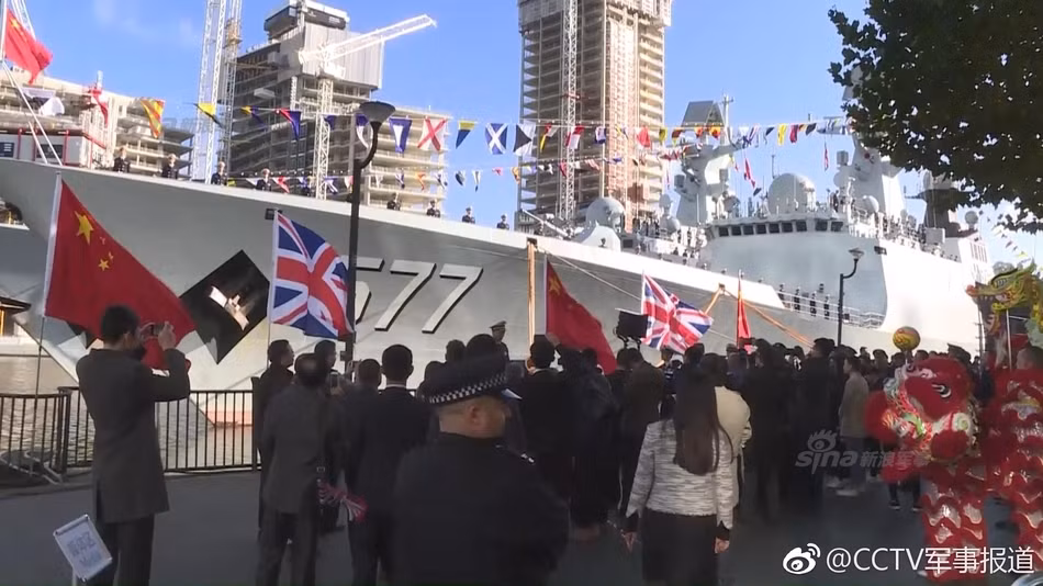 Hàng nghìn du học sinh và những người Trung Quốc đang sinh sống trên khắp nước Anh đã không ngại đường xa vượt hàng trăm kilomet để tới London, sờ tận tay vào chiếc hộ vệ hạm tới từ quê hương họ. Nguồn ảnh: Sina.