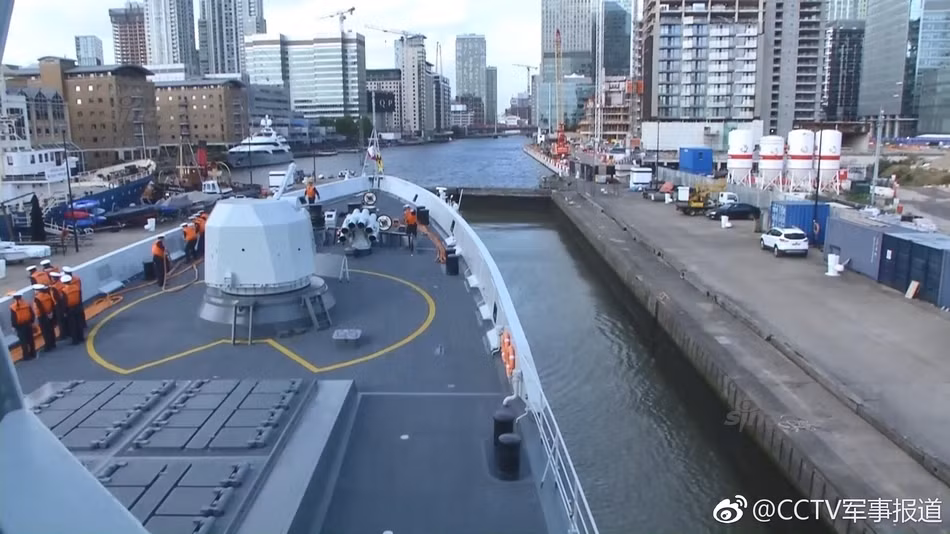 Lần đầu tiên tàu chiến Trung Quốc tới thăm Anh là từ năm 2015 khi ba tàu chiến Trung Quốc trong đó có một tàu đổ bộ tấn công và hai tàu hộ vệ tên lửa của Trung Quốc tới thăm cảng Portsmouth. Nguồn ảnh: Sina.