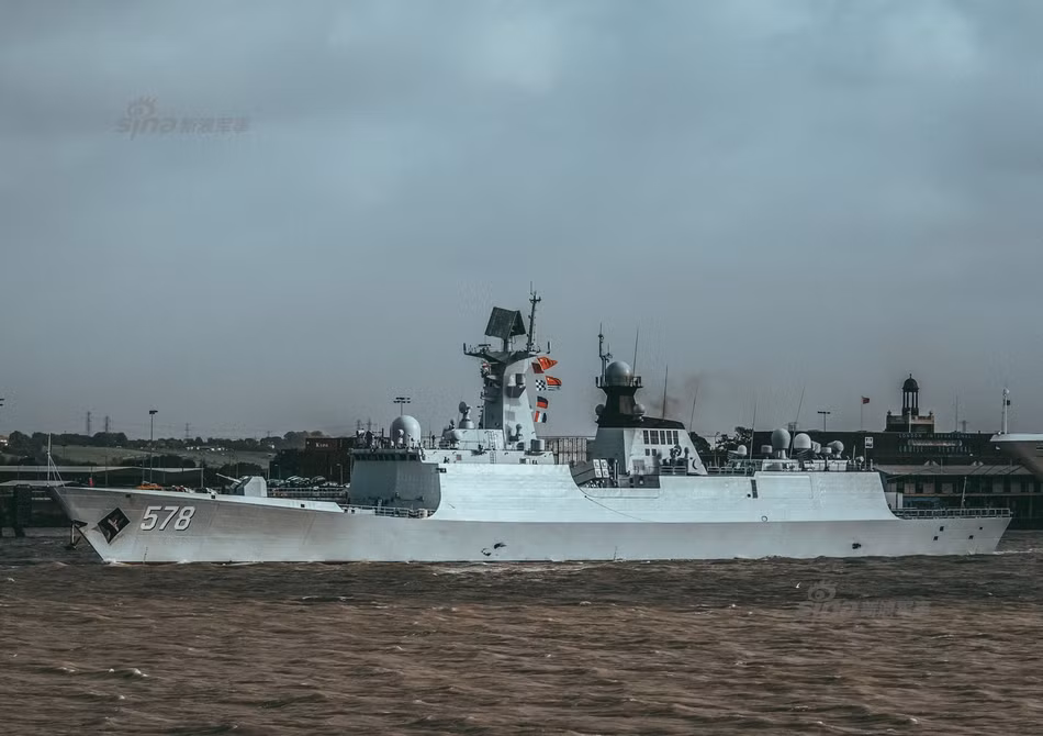 Ngoài ra, tàu còn có một sân đỗ trực thăng ở phía sau cho phép nó mang theo được một trực thăng săn ngầm, tăng cường hiệu năng chiến đấu cho các hộ vệ hạm này. Nguồn ảnh: Sina.