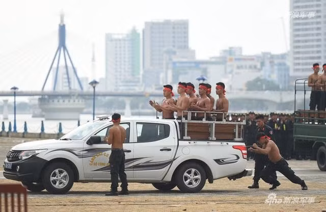 Dùng cổ đẩy xe bán tải chở 6 người trên thùng. Nguồn ảnh: VOV.