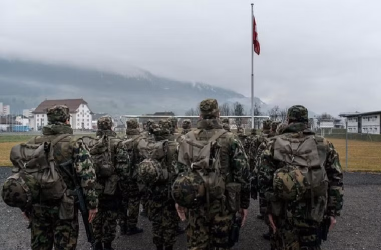 Có thể nói, với vị trí là túi tiền của toàn thế giới cũng như châu Âu, Quân đội Thụy Sĩ chắc chắn sẽ không có đất dụng võ trong vài trăm năm tới. Bên cạnh đó vị trí địa lý của Thụy Sĩ cũng không có bất cứ lợi thế chiến lược về mặt quân sự nào ở châu Âu. Nguồn ảnh: Wiki.