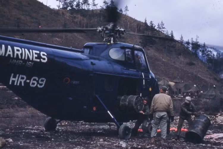 Với địa hình không bằng phẳng ở cả Hàn Quốc và Triều Tiên, trực thăng đã tỏ ra là một loại phương tiện cực kỳ hữu hiệu trong việc vận chuyển, tiếp tế hậu cần cho quân đội Mỹ và Hàn Quốc khi chiến đấu. Nguồn ảnh: Thechive.