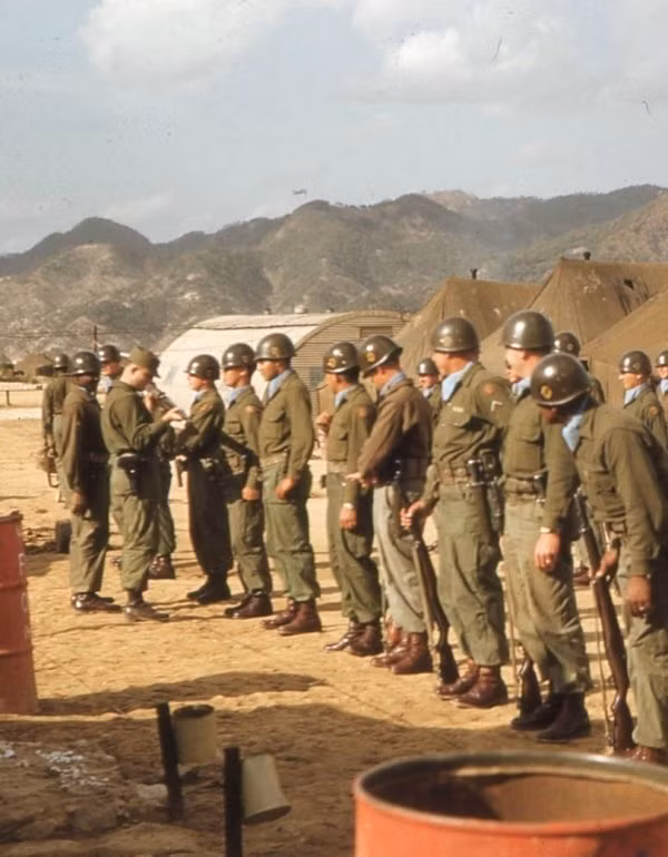 Sỹ quan Mỹ kiểm tra trang bị vũ khí của binh lính Mỹ trên chiến trường Tiều Tiên. Nguồn ảnh: Thechive.