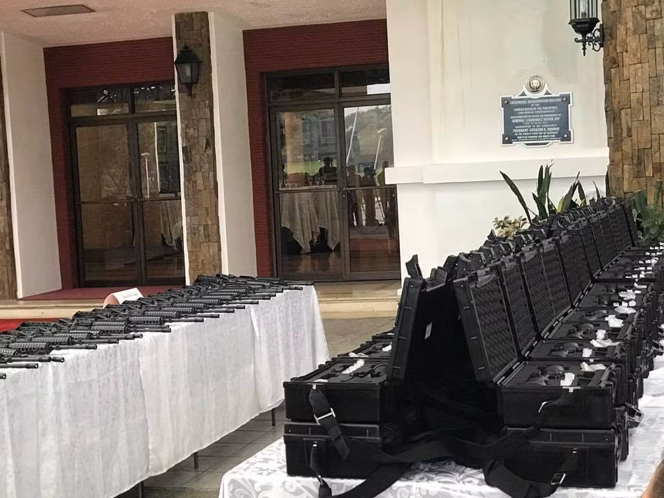 Đây không phải là lần đầu tiên Bắc Kinh cung cấp vũ khí cho Malina, hồi tháng 6 vừa rồi nước này cũng viện trợ miễn phí cho Philippines 3.000 khẩu súng trường tấn công và 100 khẩu súng trường bắn tỉa. Nguồn ảnh: Sina.