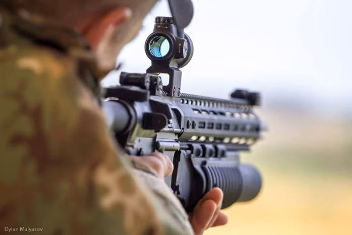 Súng có chiều dài 940 mm và chiều dài nòng súng 400 mm với cả hai cỡ nòng. Trọng lượng rỗng của khẩu súng vào khoảng 3,4 kg và có băng đạn tiêu chuẩn 30 viên. Dù sử dụng cỡ đạn nào, khẩu WAC-47 đều chỉ dùng một loại hộp tiếp đạn đa năng. Nguồn ảnh: Defence.