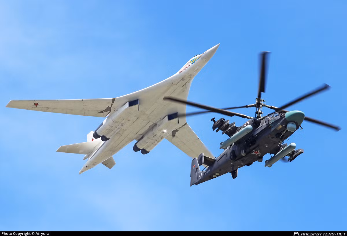 Cụ thể, so với những phiên bản trước đây, máy bay ném bom Tu-160M2 được nâng cấp gần như toàn diện với hệ thống điện tử, hệ thống điện, buồng lái, hệ thống liên lạc, hệ thống điều khiển được làm lại mới hoàn toàn. Nguồn ảnh: Planes.