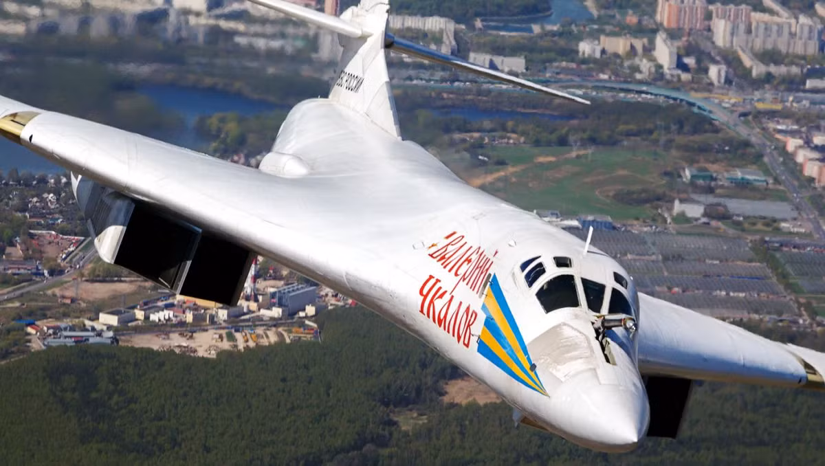 Đã từng có một thời gian trước khi Liên Xô sụp đổ, các dự án nghiên cứu về Tu-260 hay Tu-360 được khởi động để bắt đầu tìm kẻ thay thế cho Tu-160 già cỗ. Tuy nhiên do các biến động chính trị ở Liên Xô vào thời điểm đó nên các dự án này đã bị đình trệ lại tới tận ngày nay. Nguồn ảnh: Konfli.