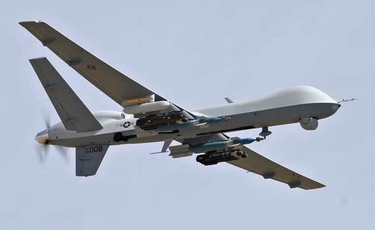 MQ-9 là loại máy bay không người lái có khả năng được điều khiển từ xa qua tín hiệu vệ tinh hoặc thông qua các trạm điều khiển mặt đất truyền thông tin nối tiếp nhau. Nguồn ảnh: Twis.
