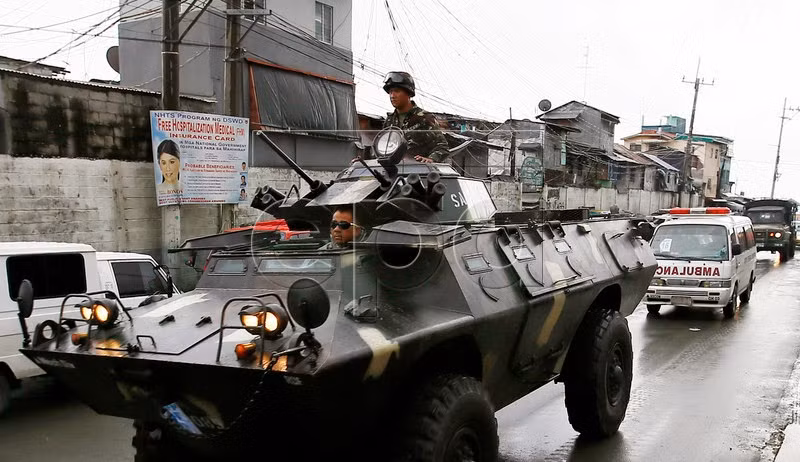 Sau chiến thắng trước các tay súng phiến quân IS ở Mariwi, Quân đội Philippines quyết định sẽ chi tiền mua thêm khoảng 87 xe thiết giáp chiến thuật trong năm 2018 tới đây, thay vì đầu tư trang bị các xe tăng chiến đấu hiện đại với nhận định rằng xe bọc thép hiệu quả hơn xe tăng đối với địa hình Philippines. Ảnh: Xe thiết giáp V-150 hiện tại của Quân đội Philippines tham chiến tại Mariwi vài tháng trước . Nguồn ảnh: Pinterest.
