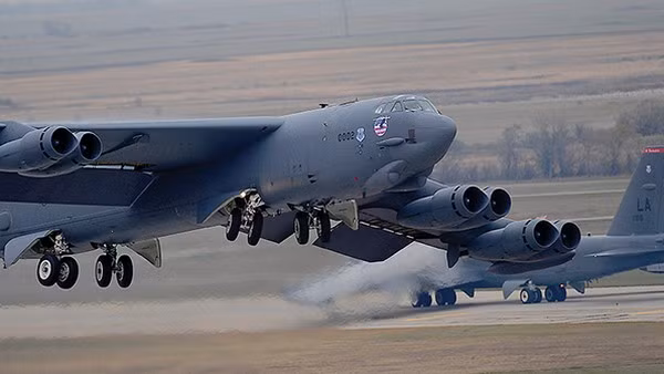 Về mặt thông số kỹ thuật, B-52 có phi hành đoàn 5 người, dài 48,5 mét, sải cánh rộng 56,4 mét, tốc độ tối đa 1047 km/h, tốc độ hành trình 844 km/h, bán kính chiến đấu 7200 km, tầm bay 16000 km và trần bay lên tới 15000 mét. Nguồn ảnh: Aviation.