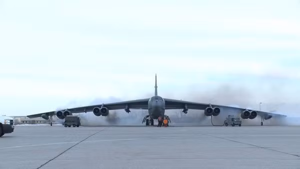 Đây là loại máy bay ném bom chiến lược tầm xa, sử dụng 8 động cơ phản lực cho phép nó bay với tốc độ cận âm. Mỗi chiếc B-52 có thể mang theo tổng cộng 32 tấn bom các loại kể cả bom hạt nhân và có tầm bay lên tới 14.800 km liên tục mà không cần tiếp nhiên liệu trên không. Nguồn ảnh: Youtube.