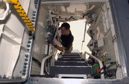 Phần khoang lái của chiếc máy bay ném bom này hoàn toàn không có cửa ra vào, phi hành đoàn sẽ phải vào từ dưới bụng máy bay và tới khoang lái qua một hành lang rất chật chội. Nguồn ảnh: Lates.