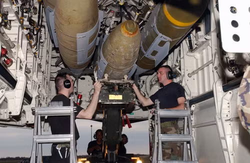 Các loại bom cỡ lớn sẽ được xếp ngang trong khi bom cỡ nhỏ sẽ được xếp dọc để đảm bảo lấp đầy hết khoảng không bên trong khoang bom. Ít có phi vụ nào B-2 Spirit mang đầy đủ 20 tấn bom theo trọng tải chính thức của mình. Nguồn ảnh: Lates.