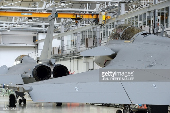 Trong quá khứ, Brazil, Singapore, Kuwait và nhiều quốc gia khác đã từng tìm cách tiếp cận và ngồi vào bàn đàm phán với phía Pháp để đặt mua các chiến cơ Rafale này nhưng đều từ chối do vấn đề giá thành quá cao trong khi tính năng chiến đấu của Rafale hoàn toàn không có gì nổi bật nếu không muốn nói là đã có phần lỗi thời. Nguồn ảnh: Gettyimg.