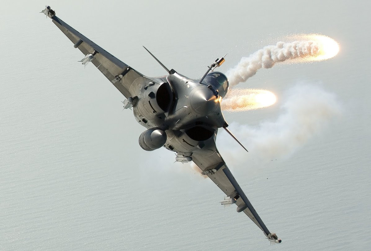 Rafale có tổng cộng 14 giá treo vũ khí cho phiên bản dành cho Không quân và 13 giá treo vũ khí cho phiên bản dành cho Hải quân cho phép nó mang theo được tối đa 9,5 tấn bom. Ngoài ra, Rafale còn được trang bị 1 pháo 30 mm với cơ số đạn 125 viên tổng cộng. Nguồn ảnh: Youtube.