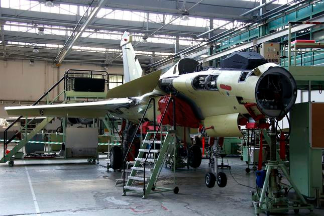 Tính riêng tới năm 2013, giá thành của một chiếc tiêm kích đa năng Dassault Rafale đã lên tới 74 triệu Euro cho phiên bản Rafale B; phiên bản Rafale M thậm chí còn có giá đắt đỏ hơn, lên tới 79 triệu Euro cho mỗi chiếc. Nguồn ảnh: Medi.