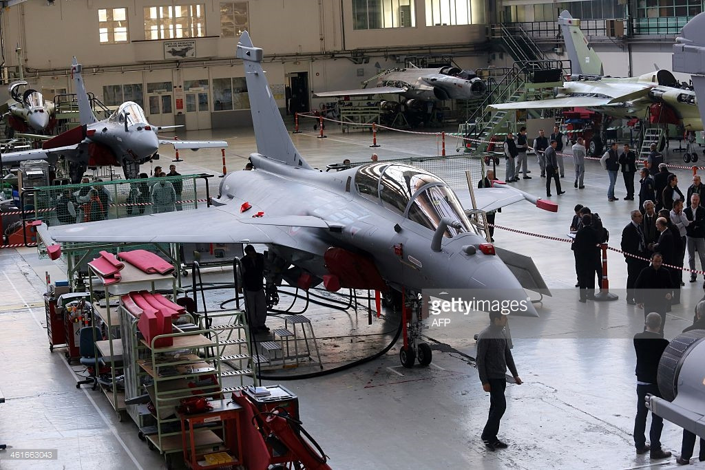 Tính tới tháng 7/2017 vừa rồi, nghĩa là trải qua 31 năm kể từ chuyến bay thử thành công đầu tiên của phiên bản Rafale A thử nghiệm, chiến đấu cơ này mới chỉ được sản xuất 160 chiếc và được sử dụng bởi lực lượng Không quân bốn nước trên thế giới bao gồm Pháp, Ai Cập, Qatar và Ấn Độ. Nguồn ảnh: Gettyimg.