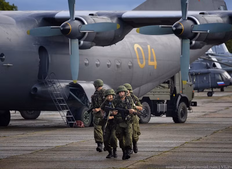 Do có tần suất hoạt động liên tục nên an ninh tại các căn cứ không quân Nga luôn được đặt trong tình trạng báo động cao nhất. Nguồn ảnh: Englishrussia.