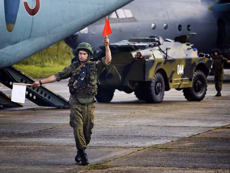 Bốc xếp hàng hóa từ các máy bay vận tải cỡ lớn là công việc thường ngày trong các căn cứ sân bay quân sự của Nga. Nguồn ảnh: Englishrussia.