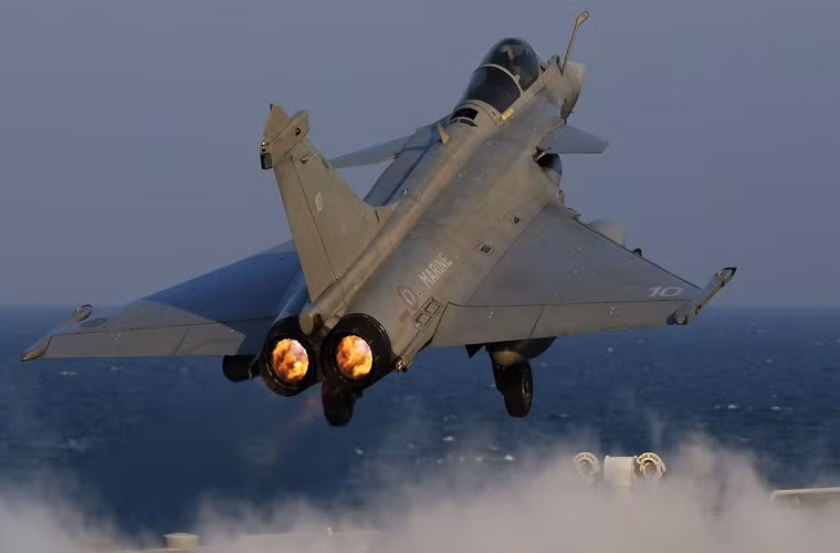 Lượng nhiên liệu tối đa mà chiến đấu cơ này có thể mang theo vào khoảng 4,7 tấn, chưa kể các bình nhiên liệu gắn ngoài cho phép nó có tầm hoạt động tối đa khoảng 3700 km. Nguồn ảnh: Quartz.