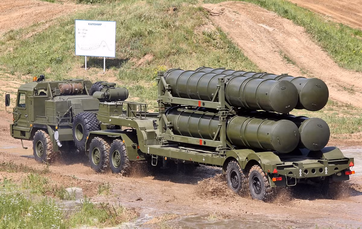 S-400 phiên bản nội địa Nga có tầm bắn tối đa lên tới 400 km với tên lửa 40N6. Loại tên lửa này đã được phát triển từ cuối những năm 80 của thế kỷ trước nhưng mới chỉ được phóng thử thành công lần đầu tiên vào năm 1999 vừa rồi. Nguồn ảnh: National.