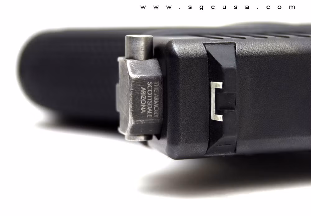 Với một vài loạt phụ kiện được bán kèm Glock 17 hoàn toàn có thể sở hữu khả năng bắn liên thanh hoàn toàn tự động. Theo lời nhà sản xuất, người sử dụng có thể tự lắp ráp các phụ kiện này vào súng một cách rất đơn giản. Nguồn ảnh: Everyday.