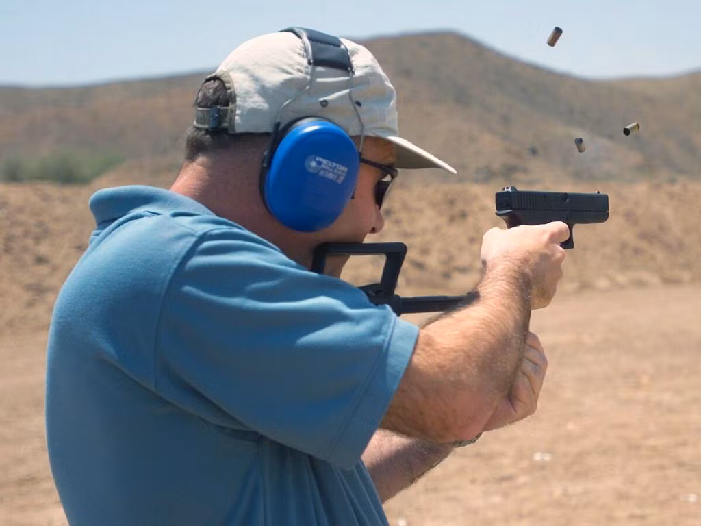 Trong tác chiến độ thị, khẩu Glock với băng đạn mở rộng có khả năng sử dụng như một khẩu súng tiểu liên càn quét các khu vực chật chội một cách rất hiệu quả. Nguồn ảnh: Commons.