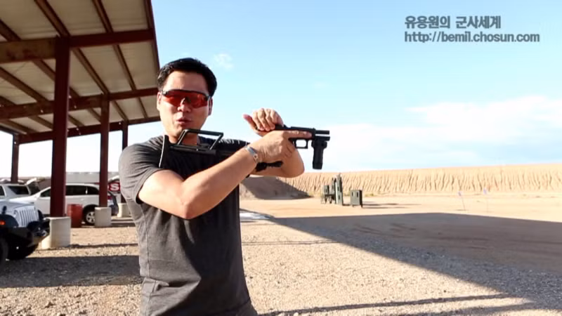 Dù Glock có tầm bắn hiệu quả rất thấp, chỉ khoảng 50 mét nhưng với khả năng bắn tự động hoàn toàn, khẩu súng này hoàn toàn có thể sử dụng vào mục đích càn quét một cách cực kỳ phù hợp. Nguồn ảnh: Chosun.