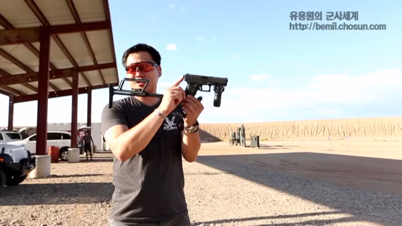 Được thiết kế hoàn toàn bằng nhựa tổng hợp (tất nhiên trừ một vài bộ phận như nòng súng), khẩu Glock 17 ban đầu bị chê bai rất nhiều do nó "không khác gì một khẩu súng đồ chơi". Tuy nhiên độ nhỏ gọn, dễ sử dụng và nhất là uy lực của khẩu súng này đã khiến cho nó cực kỳ phổ biến và được trang bị cho nhiều lực lượng đặc biệt trên thế giới. Nguồn ảnh: Chosun.