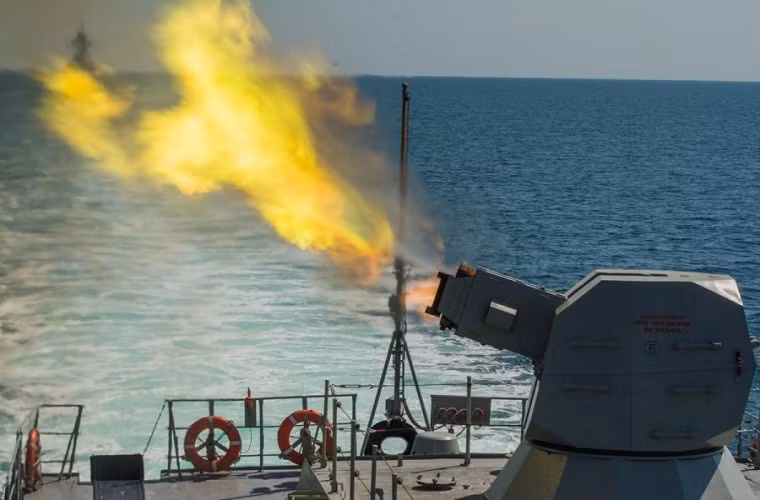 Tàu hộ vệ Buyan-M cũng nằm trong số ít tàu chiến Nga hiện nay được trang bị tổ hợp pháo phòng không cao tốc AK-630M2 có tốc độ bắn nhanh khủng khiếp 10.000 phát/phút với hai nòng pháo 6 nòng cỡ 30mm. Ngoài AK-630M2, tàu Buyan-M còn được bảo vệ bởi tổ hợp tên lửa phòng không 3M-47 Gibka trang bị các tên lửa tầm nhiệt Igla. Nguồn ảnh: Reddit.