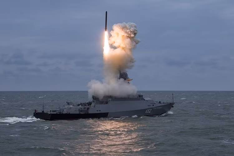 Cận cảnh pha triển khai tên lửa hành trình Kalibr từ một tàu Buyan-M thuộc biên chế Hạm đội Caspian trong một đợt diễn tập bắn đạn thật gần đây. Nguồn ảnh: Bộ Quốc phòng Nga.