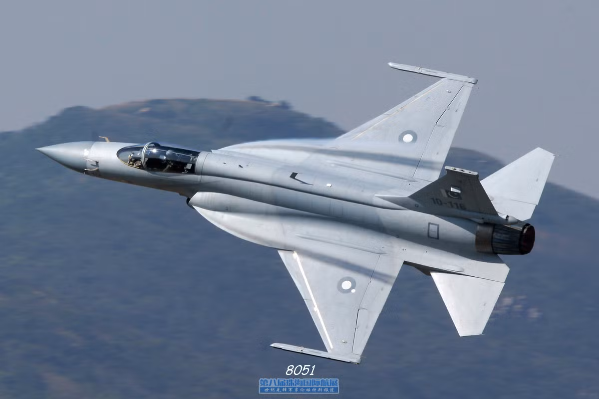 Tổng trị giá chương trình nghiên cứu và phát triển các chiến đấu cơ JF-17 Thunder được ước tính tốn kém khoảng 500 triệu USD, Trung Quốc và Pakistan mỗi bên góp một nửa số tiền này để cho ra đời những chiếc JF-17 đầu tiên vào năm 2003. Nguồn ảnh: JF.