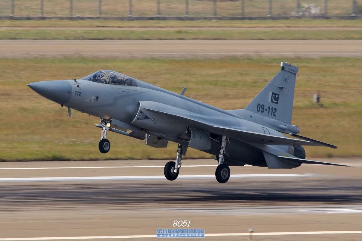 Tiêm kích đa năng JF-17 có trọng lượng rỗng vào khoảng 6,3 tấn và trong lượng cất cánh vào khoảng 9,1 tấn. Chiếc máy bay này được trang bị một động cơ RD-93 cho phép nó có khả năng cất cánh với trọng lượng tối đa khoảng 12,7 tấn. Nguồn ảnh: JF.