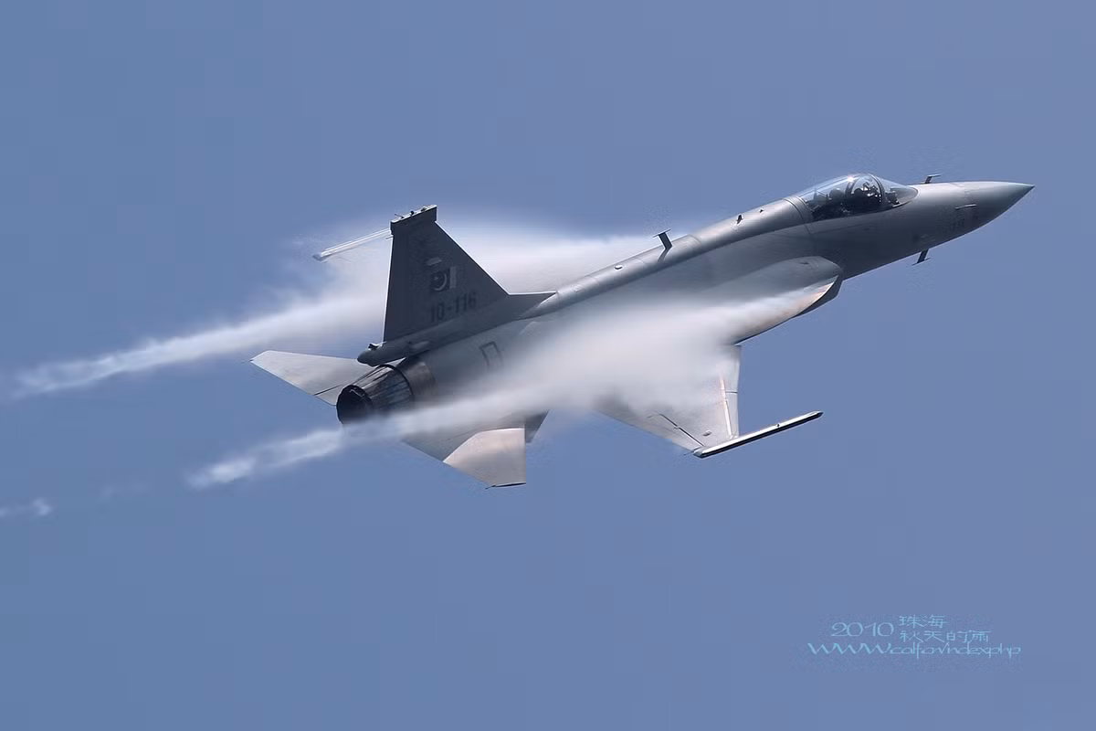 Về trang bị vũ khí, JF-17 được trang bị 1 pháo 23mm GSh-23-2 hai nòng. Ngoài ra, chiến đấu cơ này còn có 7 giá treo tổng cộng trong đó có 4 giá dưới cánh, 2 giá hai dìa cánh và 1 giá dưới bụng cho phép nó có thể mang theo tối đa 4325 kg vũ khí hoặc nhiên liệu phụ. Nguồn ảnh: JF.