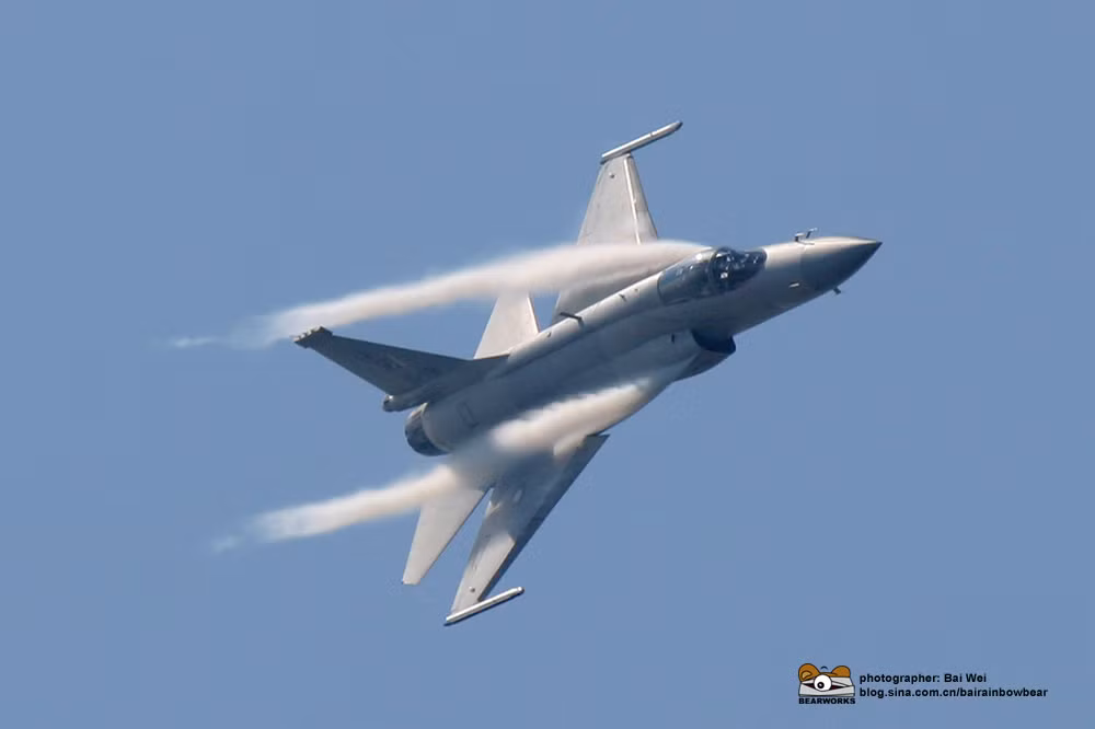 Hiện tại, JF-17 đang có mặt trong biên chế của Không quân Pakistan với số lượng khoảng 86 chiếc. Không quân Nigeria đặt hàng 3 chiếc và đã nhận chiếc đầu tiên vào hồi tháng 9 vừa qua. Ngoài ra, còn có không quân Myanmar đặt hàng 16 chiếc và nhiều quốc gia khác như Ai Cập, Malaysia, Zimbabwe, Liban,... cũng quan tâm tới chiến đấu cơ do Trung Quốc sản xuất theo tiêu chuẩn Pakistan này. Nguồn ảnh: JF.