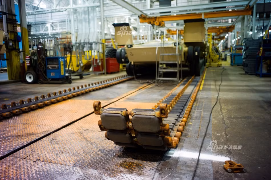 Năm 2009, có các thông tin về phiên bản M1A3 mới nhất đã được phía Mỹ xác nhận. Dự kiến, phía Mỹ sẽ còn sử dụng chiếc xe tăng M1 Abrams này tới ít nhất là năm 2030 khi một mẫu xe tăng thế hệ tiếp theo có thể ra đời. Nguồn ảnh: Sina.