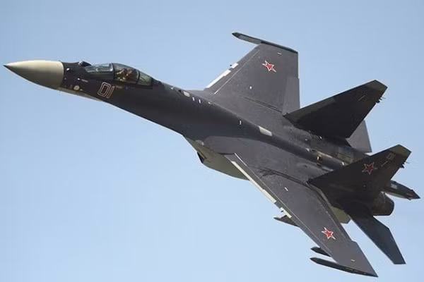 Hiện tại, vẫn chưa xác định được UAE sẽ mua bao nhiêu máy bay chiến đấu Su-35 từ Nga trong hợp đồng này. Tuy nhiên con số nhiều khả năng nhất có thể sẽ là 12 - tương đương với một phi đội, tuy nhiên cũng không loại trừ khả năng quốc gia lắm tiền này sẽ mua một lúc hẳn hai phi đội. Nguồn ảnh: Defence.