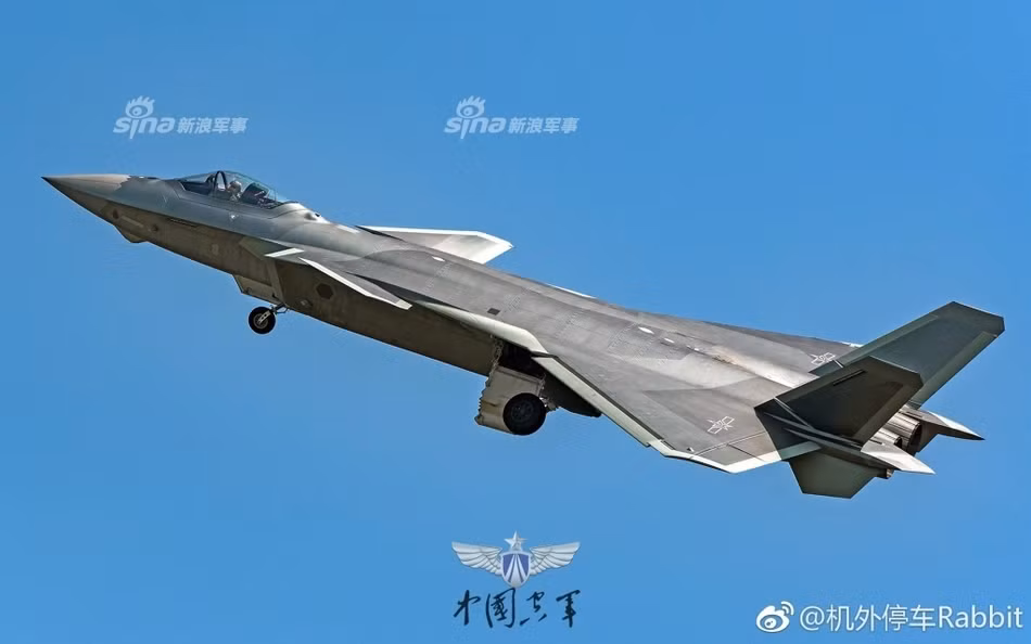 Được sản xuất từ năm 2009 tới nay, chiến đấu cơ J-20 được coi là chiếc chiến đấu cơ tàng hình đầu tiên do Trung Quốc trục tiếp sản xuất, chính thức đưa nước này bước vào cuộc đua sản xuất chiến đấu cơ thế hệ năm cùng với Mỹ và Nga. Nguồn ảnh: Sina.