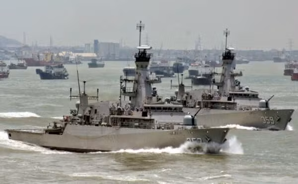 Hải quân Indonesia được xếp vào hàng "có số má" trong khu vực khi Hải quân nước này sở hữu tới 55 phi cơ các loại, 4 tàu ngầm, 8 tàu hộ vệ, 18 tàu hộ vệ, 14 tàu hộ vệ cảnh báo sớm cùng 4 tàu đổ bộ. Ngoài ra còn nhiều tàu tên lửa, tàu phá mìn và các loại tàu tuần tiễu khác. Nguồn ảnh: Rudi.