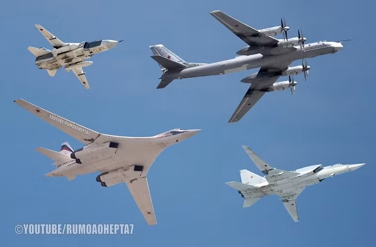 Trong ảnh là bộ ba máy bay ném chiến lược của Không quân Nga gồm Tu-160, Tu-95 và Tu-22M3. Chiếc nhỏ hơn trên cùng bên tay trái là tiêm kích bom huyền thoại Su-24M2. Nguồn ảnh: YouTube.