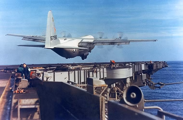 Hình ảnh một chiếc C-130 thử nghiệm cất cánh từ tàu sân bay hạt nhân của Hải quân Mỹ. Nguồn ảnh: naval-technology