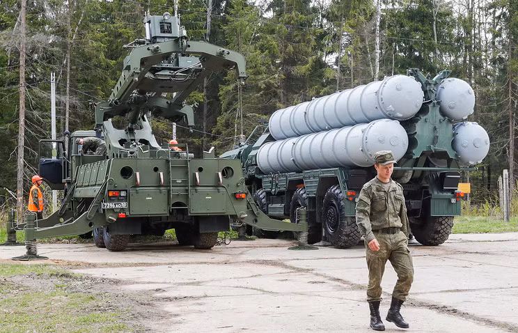 Trong đó Tổ hợp tên lửa S-400 được đánh giá là "siêu tên lửa phòng không" hiện mới chỉ có mình Nga sở hữu. Dù Nga đã có nhiều thông tin xác nhận việc xuất khẩu các tổ hợp tên lửa S-400 ra nước ngoài nhưng tới tận thời điểm hiện tại vẫn chưa có bất cứ tổ hợp nào được Nga chuyển giao cho các đối tác. Nguồn ảnh: Tass.