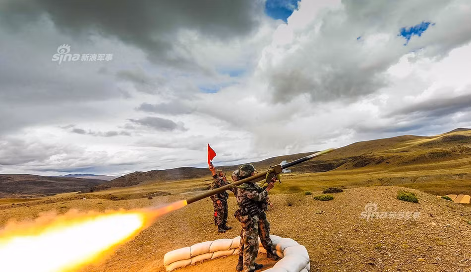 Binh lính Trung Quốc thực hành phóng tên lửa phòng không FN-6 trong một cuộc tập trận bắn đạn thật. FN-6 là loại tên lửa vác vai đất đối không hiện đại bậc nhất của Trung Quốc hiện nay. Nguồn ảnh: Globaltimes.