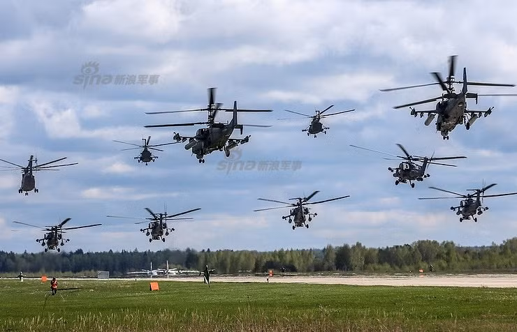 Các trực thăng Ka-52, Mi-26, Mi-17 và Mi-28 cùng xuất hiện trong một bức hình. Nguồn ảnh: Sina.