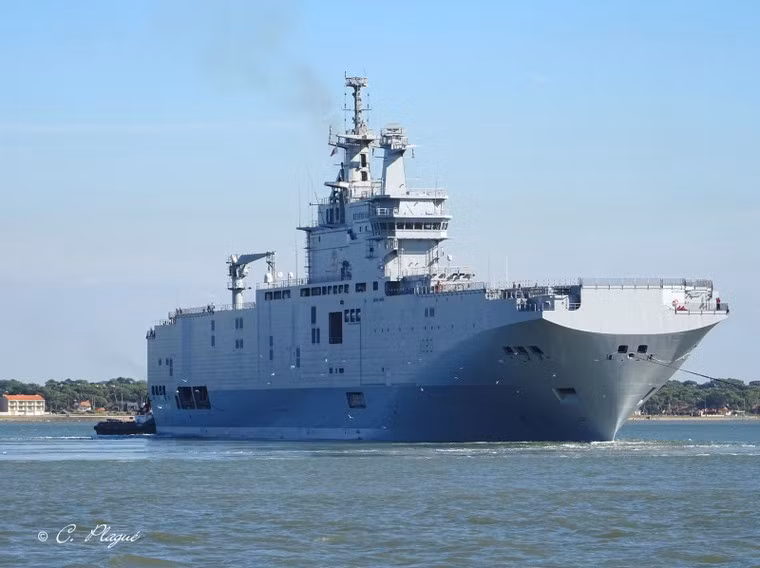 Giống như các tàu đổ bộ trực thăng Mistral khác, ENS Anwar El Sadat có độ giãn nước tối đa khoảng 32.000 tấn, chiều dài 199 mét, lườn rộng 32 mét và có mớm nước 6,3 mét. Tàu sử dụng 3 động cơ 16V32 với mỗi động cơ cung cấp sức đẩy tương đương 8300 sức ngựa, tốc độ tối đa của tàu đạt 18,8 hải lý tương đương với 34,8 km/h. Nguồn ảnh: Ship.