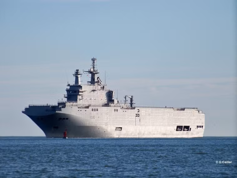 Cụ thể, đây là một trong hai tàu đổ bộ trực thăng lớp Mistral được Nga đặt hàng Pháp từ năm 2011, ban đầu tàu ENS Anwar El Sadat có tên là Sevastopol do Nga và Pháp hợp tác đóng mới khi phía Nga đảm nhận 40% khối lượng công việc còn phía Pháp đảm nhận 60% còn lại. Nguồn ảnh: Ship.